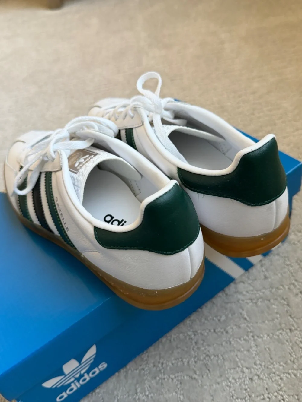 NWT Adidas Originals Gazelle Indoor gum sole sneakers in white and green - Picture 6 of 12